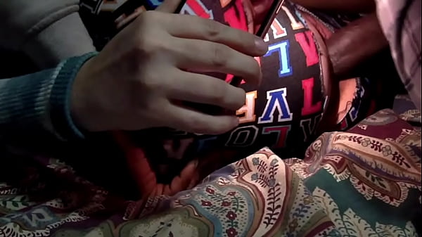 La sorellastra tradisce il fidanzato e si scopa il fratellastro, il migliore amico del college, la sua figa era così stretta e bagnata che lui si è infilato tutto nella sua bella figa rosa e la sborra le scorreva giù fino al culo