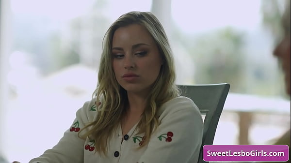 Julia Ann, Anna Claire Clouds: Teen blonde seduces her big tit milf friend and kiss tender