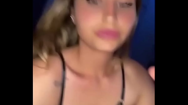 Hermosa adolescente caliente se burla de - rubia