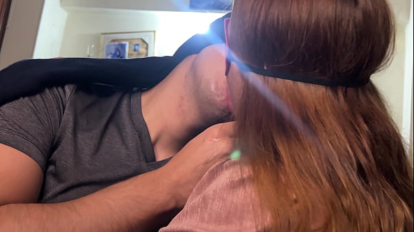 Le encantan los BESOS sucios y CALIENTES, llenos de SALIVA y con mucha LENGUA.