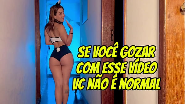 Experimentando roupas para usar com outros homens