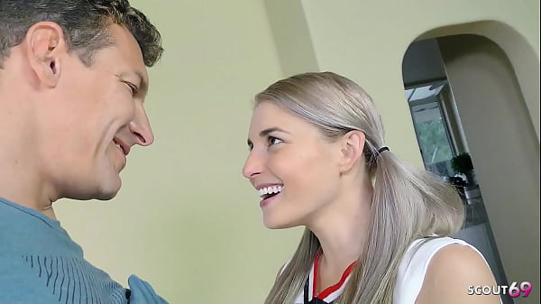 Flexible blonde Teenie-Cheerleaderin mit kleinen Titten spricht mit Hard Fuck von Stiefvater vor massivem Cumshot ins Gesicht