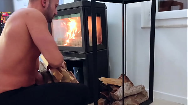 Emmanuelle, jolie blonde, s'offre un joli talon