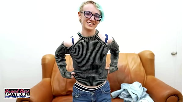 Raven, une étudiante ringard exotique, se fait doigter la chatte humide et se fait enculer !