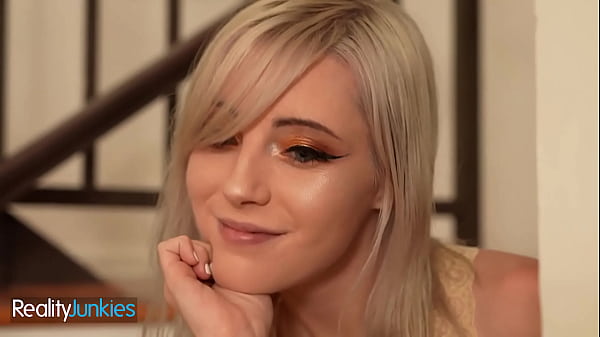 REALITYJUNKIES - A encantadora meia-irmã provoca seu meio-irmão até que ele fique duro como uma rocha e pronto para foder