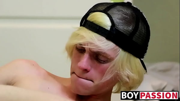 Er füllt seinen Hintern mit seinem Lieblingsspielzeug und masturbiert heftig