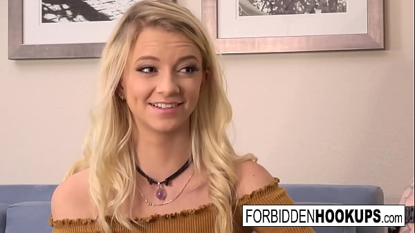 Schöner Teenager hat Spaß beim Abspritzen