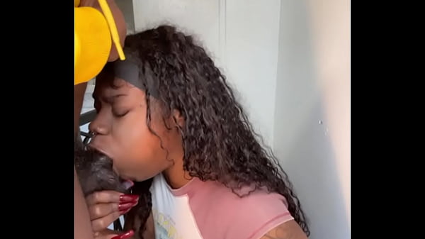 Un pompino teenager esegue un video