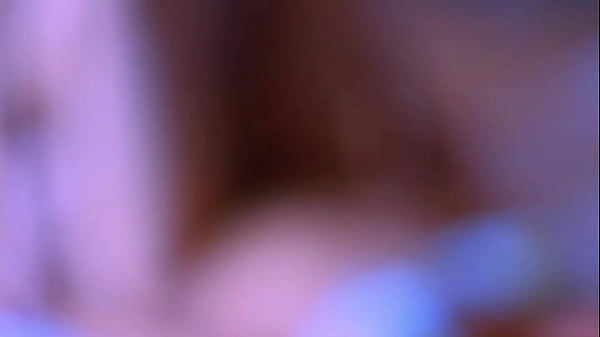 Linda madrastra y la compañera de deportes de su hermanastra en su apartamento.