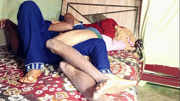 Bhabhi ha scopato duramente di notte nell'audio hindi di casa. Il sesso della sorellastra.