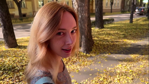 ¡Controlé su juguete sexual en la calle y la follé duro!