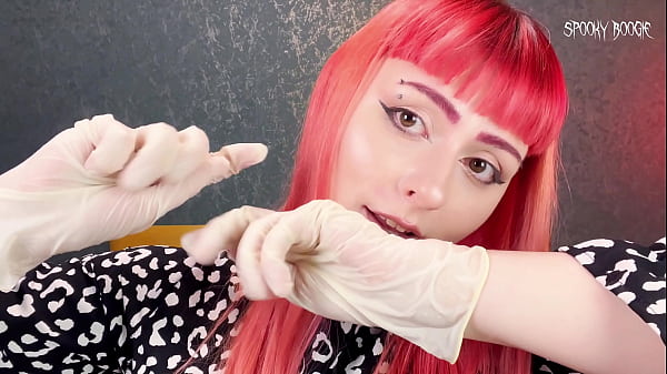 La ragazza gotica ti fa arrapare e ti masturba con i guanti solo al primo appuntamento!