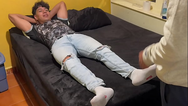 Kevin sind die Gefühle von Omar, seinem Geliebten, egal. Das Einzige, was er will, ist, ihm den Arsch zu brechen, ihn mit Sperma zu füllen und nach Hause zu seinem Freund zurückzukehren, bevor er merkt, dass er untreu war.