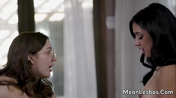 Filles de sororité charmantes et excitées se défonçant et atteignant des orgasmes intenses - Lexi Lore, Freya Parker