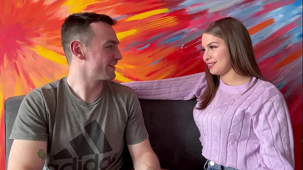 Chica joven salvaje plantea