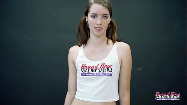 La petite étudiante brune Starshine se masturbe et suce profondément une bite !