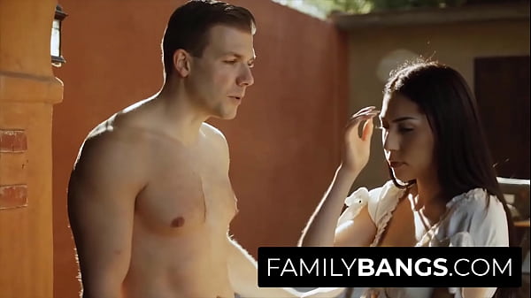 FamilyBangs.com ⭐ Une fille brune a commencé à avoir le béguin avec son Fit Stepbro, Judy Jolie, Codey Steele