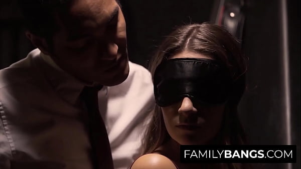 FamilyBangs.com ⭐ Kleines perverses Mädchen genießt es, von ihrem Sado-Stiefbruder Cassidy Klein und Micky Mod gefesselt zu werden