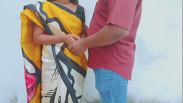 Nel cortile della scuola l'insegnante scopa con la storia, signore