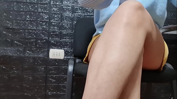 La bella teenager si diverte in modo sexy