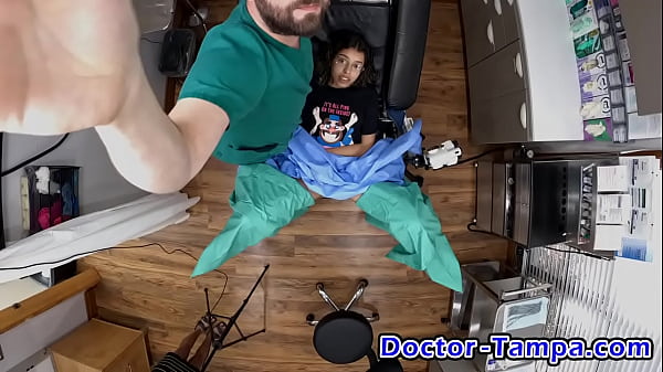 ¡Conviértete en el doctor Tampa e inserta un catéter de Foley en la uretra de Aria Nicole! De Doctor-TampaCom