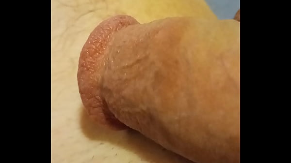 Wildes junges Mädchen neckt