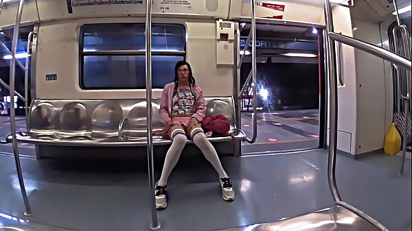 Ele me viu me exibindo no metrô com saia de puta, então me pediu para fazer uma jaquetinha para ele.