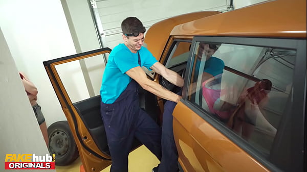 FAKEhub Originals - Des filles rousses se salissent au garage avec un jeune mécanicien