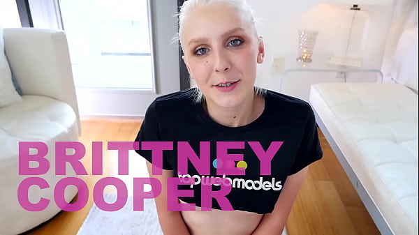 BRITTNEY COOPER 19 ANNI SENZA MANI! Un pompino in POV con un cazzo enorme e un'enorme sborrata ingoia - WoW! UN