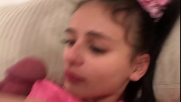 Stiefschwester legte sich zum Ausruhen hin und ich steckte bereits meinen Schwanz in ihren kleinen Arsch