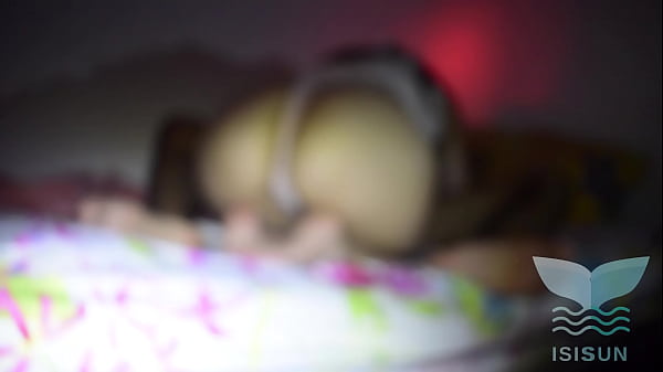 salope avec BIG BUTT séduit son beau-père pendant qu'il dort - ISIS SUN | 01 partie