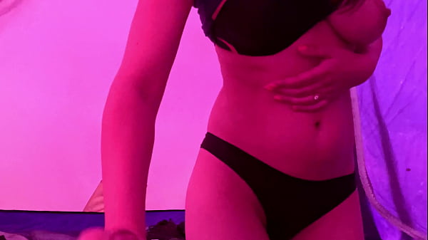 Masturbación mutua en la tienda. Pero en silencio para que los vecinos del camping no te oigan. dias de verano