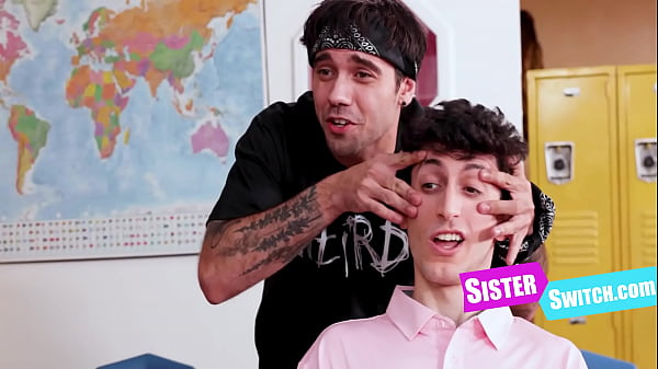 Chiuse in un'aula, le sorellastre decidono di scambiarci