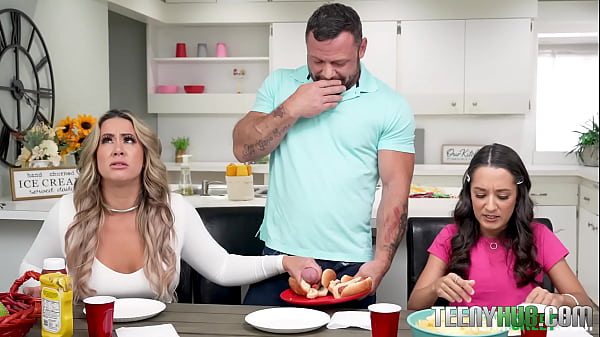 Cô gái trẻ gợi cảm vui vẻ