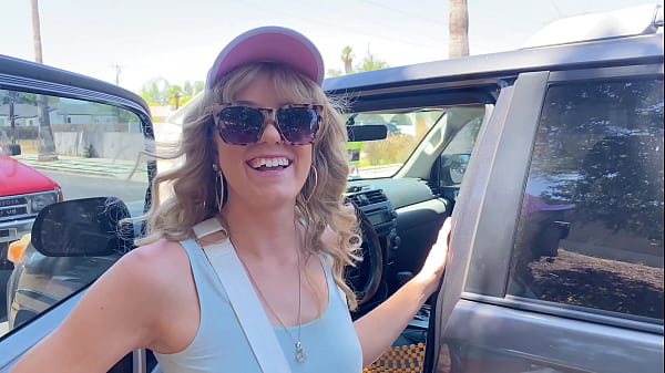 Una teenager bionda sexy si diverte