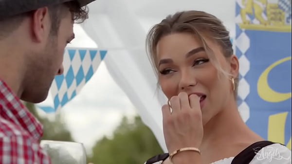 सुनहरे बालों वाली किशोरी खुद का आनंद लेती है - सुंदर