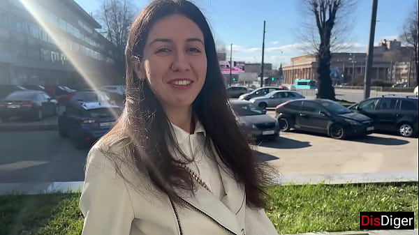 La bella ragazza si spoglia