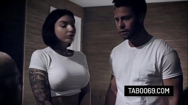 La jeune salope Ivy Lebelle se fait sodomiser devant ses professeurs.