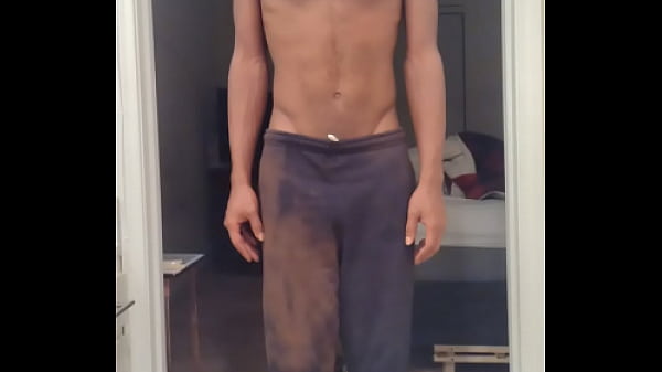 Hot Teen Girl se déshabille pendant l'entraînement