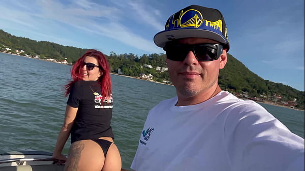 Pose selvagge della ragazza