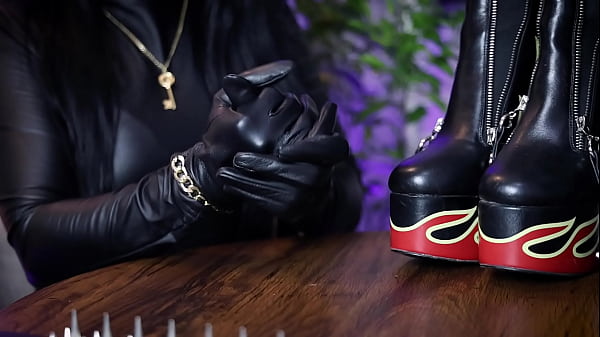 Lederfetisch ASMR von DominaFire