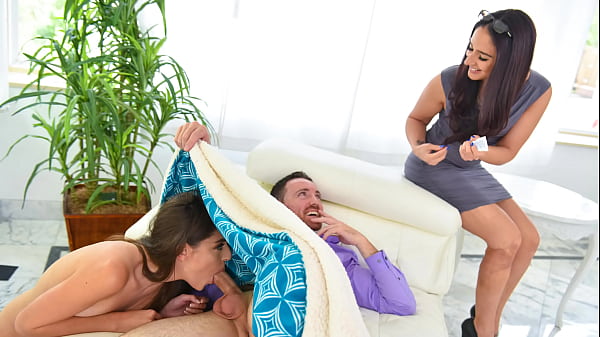 La belle-fille commence à faire une pipe à son beau-père au nom du soulagement des piqûres d'insectes - Famlust