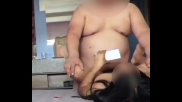 Die 19-jährige Morrita fickt mit einem 45-jährigen Mann