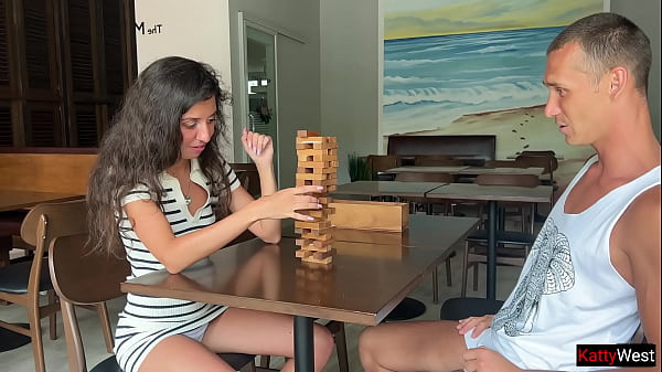 Hermanastra perdió el culo en un juego de Jenga y se la follaron en anal