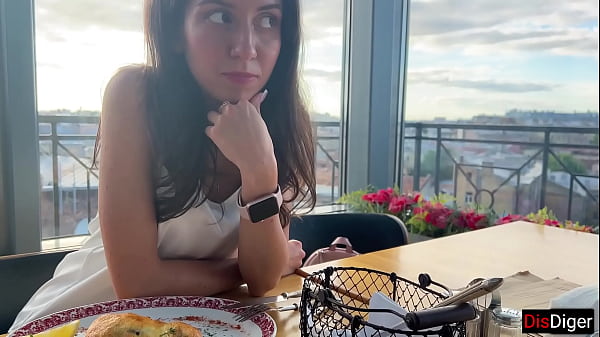 约会网站上的布鲁内特在第一次约会时就让我操了她