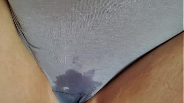 La giovane ragazza calda si mette in mostra