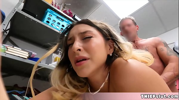 Süße blonde kalifornische Ladendiebin wird von einem Polizisten in einem Einkaufszentrum auf Videoüberwachung erwischt und von hinten gefickt