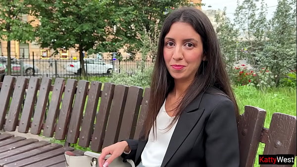 Pick-up da parte di un agente pubblico: donna d'affari scopata per soldi