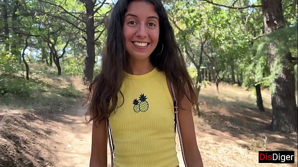 Boquete público arriscado em uma roda gigante em um parque de diversões