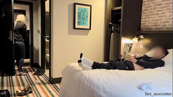 Pubblico Dick Flash. La cameriera dell'hotel è rimasta scioccata quando mi ha visto masturbarmi durante il servizio di pulizia della camera, ma ha accettato di aiutarmi a venire